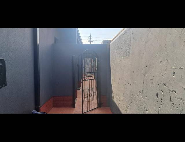 3 BEDROOM HOUSE FOR SALE IN PROTEA NORTH